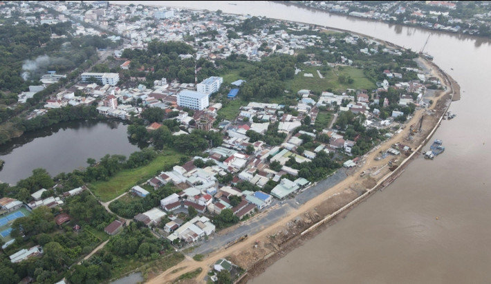 Trong dự án này sẽ xây dựng hầm chui qua cầu Hóa An có phần kín dài khoảng 40 m, tĩnh không 4,5 m và hầm hở dài khoảng 360 m, phần đường dẫn hai đầu hầm cầu dài khoảng 220 m. Tổng mức đầu tư dự án khoảng 310 tỷ đồng từ nguồn vốn ngân sách tỉnh. (Ảnh: Dân Trí).