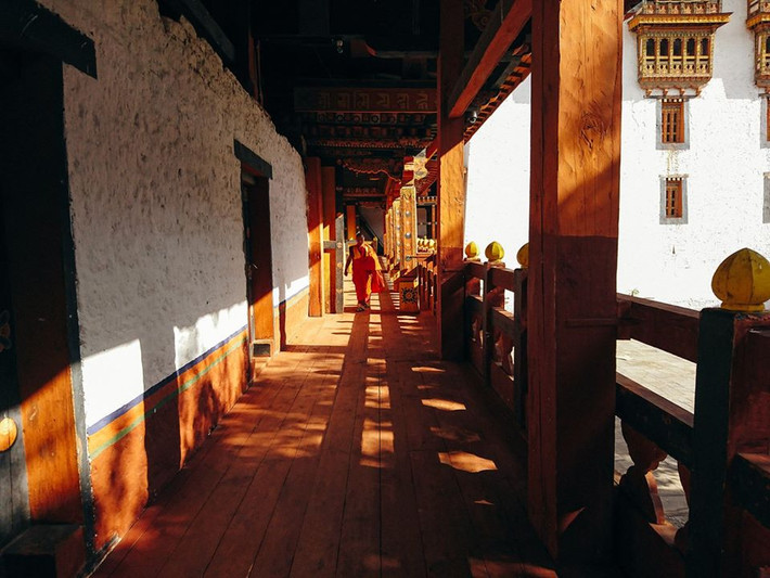 Hiện tại có rất nhiều tour du lịch tổ chức chuyến đi tới Bhutan với các mức giá khác nhau tùy theo sự lựa chọn của mỗi người. Trung bình, giá thông thường vào rơi vào khoảng 1500 – 2000 USD, cũng có khi lên tới 3000 USD tùy vào thời điểm đặt tour hay tính chất của chuyến đi.
