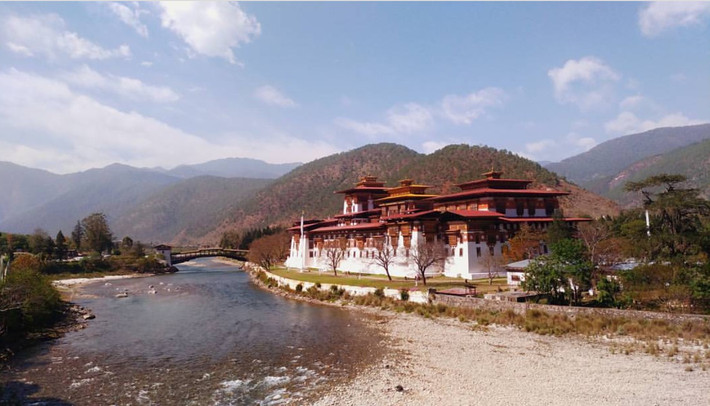 Trúc Lâm cho rằng, ở Bhutan có 3 điểm đến thú vị nhất là Thimphu, Paro, Punakha. Đây cũng là 3 nơi thu hút nhiều khách du lịch nhất: “Mình đặc biệt thích Tiger Nest – Tu viện Paro Taktsang được xem là linh thiêng nhất Bhutan. Bạn phải đi bộ tiếng mới tới được nơi. Trên đường đi bạn sẽ được thả hồn vào ngắm khung cảnh thiên nhiên xung quanh, cảm giác thực sự rất khó tả” - Trúc Lâm.