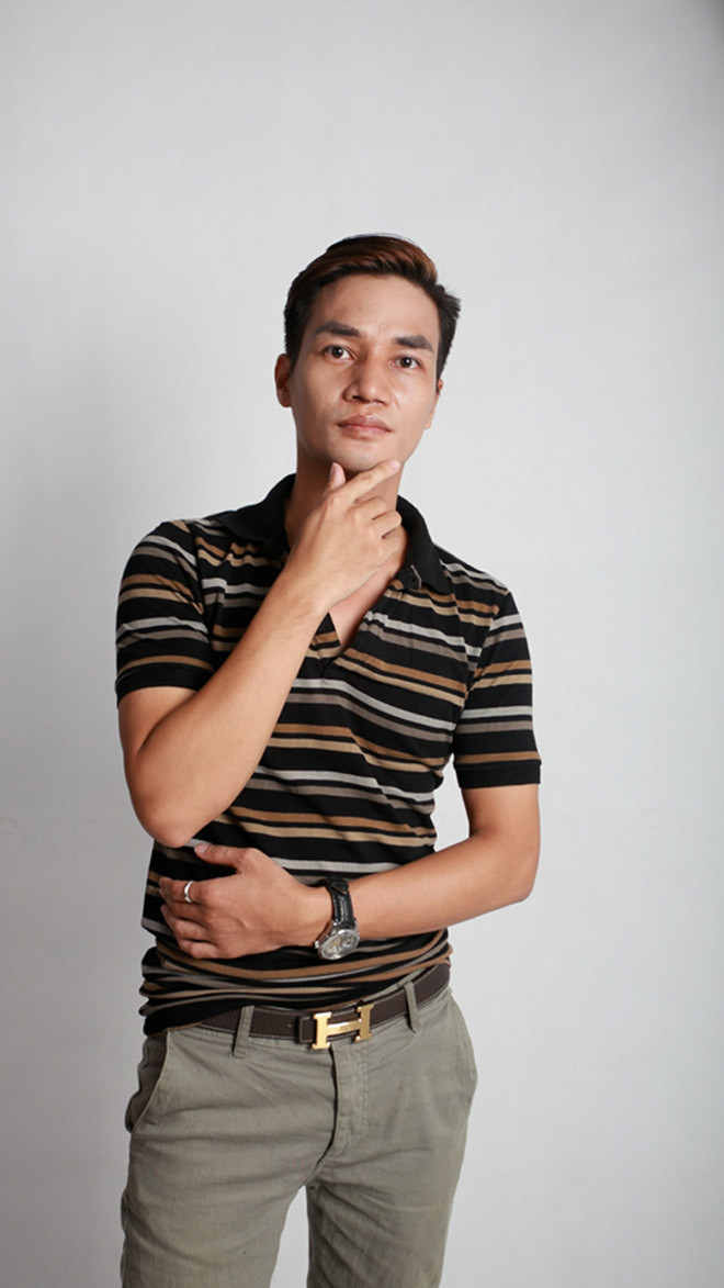 Thế nhưng, chỉ sau hơn 2 tháng mang gương mặt mới, chàng trai quê ổi lại “dao kéo” lần hai với mong muốn tìm lại gương mặt ngày xưa. Cùng với lời khuyên của bố mẹ, anh đã quyết định vào TP.HCM tháo phần sụn nâng mũi. “Chiếc mũi cao, gọn gàng khiến tôi thấy gương mặt mình gượng gạo nên chỉ sửa lại chút thôi. Hầu như chỉ có bạn bè tôi biết việc này không ngờ lại lộ nhanh vậy”, Lệ Rơi nói. Sau khi chỉnh lại mũi, gương mặt "ca sĩ Lệ Rơi" không có nhiều khác biệt. Anh cũng chia sẻ, bản thân không muốn lại “lột xác” một lần nữa mà chỉ cần khi nhìn vào trong gương có thể nhìn thấy chính mình. “Mỗi một thay đổi nhỏ của tôi đều bị người ta nói này, nói nọ nên thấy khá áp lực. Bạn biết đấy! Khi bị chú ý thì sẽ có nhiều ý kiến trái chiều, người khen, người chửi nên tôi không bao giờ muốn gây chú ý. Thế nên đừng nói chuyện tôi sửa mặt là chiêu trò”, Lệ Rơi phân trần.