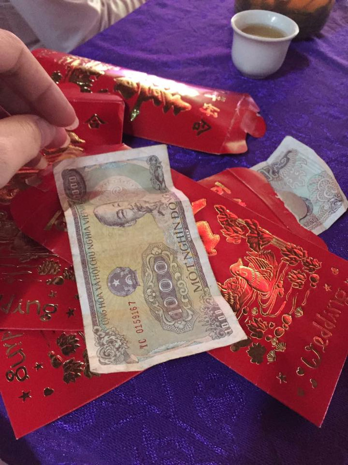 Vẫn biết số tiền trong các phong bao lì xì có thể không quan trọng, hạnh phúc của cô dâu, chú rể mới là điều cần được quan tâm nhất. Tuy nhiên chỉ một hành động nhỏ, không đúng mực của những người làm nhiệm vụ bê tráp cần phải bị nhắc nhở.