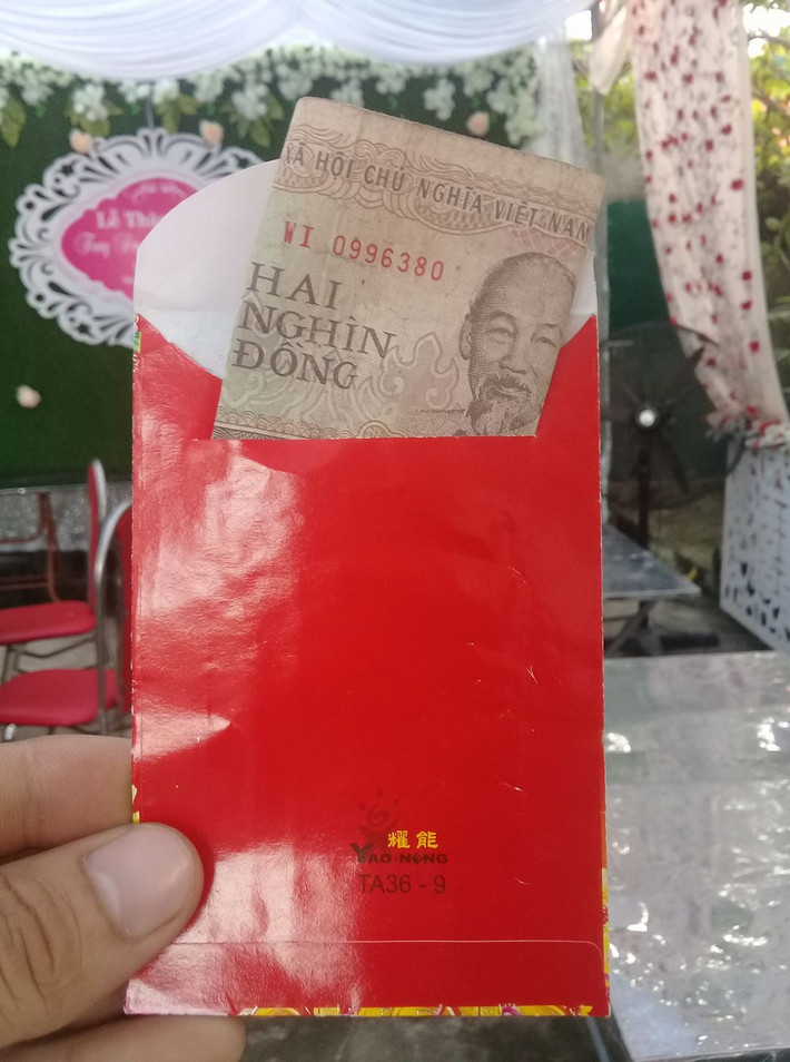 Bởi nó không chỉ cho thấy sự thiếu tôn trọng, mà còn làm mất đi hình ảnh đẹp đẽ về tục lệ đám cưới vô cùng ý nghĩa từ xưa tới nay của người Việt Nam. Ảnh: Facebook.