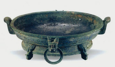 Kỹ thuật đúc đồng (năm 1700 TCN): Kỹ thuật đúc đồng đã phát triển mạnh mẽ ở Trung Hoa dưới triều đại nhà Thương (1600 – 1046 TCN) và nhà Chu (1046-256 TCN). Vào thời đó, đồng chủ yếu được sử dụng chủ yếu để chế tạo vũ khí, công cụ, đồ dùng và lư thờ cúng. So với các vùng khác trên thế giới, đồ đồng Trung Quốc nổi bật với các hình chạm và hoa văn trang trí tinh xảo.