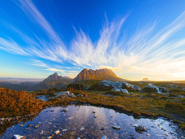 Núi Cradle, Công viên quốc gia Cradle Mountain-Lake St. Clair, Tasmania, Úc: Núi Cradle là điểm khởi đầu cho Đường mòn Overland nổi tiếng, một chuyến đi qua Công viên Quốc gia Cradle Mountain-Lake St. Clair và kết thúc tại Lake St. Clair.