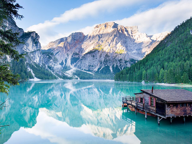 Dolomites, Ý: Dolomites bao gồm 18 đỉnh là một phần của dãy Alps phía bắc Ý, ngọn núi đạt đến chiều cao gần 10.000 feet. Dãy núi được biết là có những đỉnh đá vôi cao nhất thế giới.