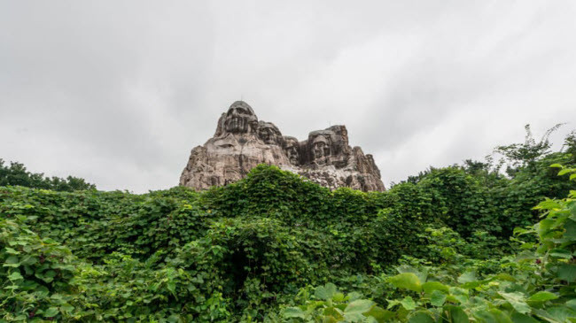 Mô hình núi Rushmore được coi là biểu tượng của công viên, nhưng hiện nó bị bao phủ bởi cây và cỏ dại.