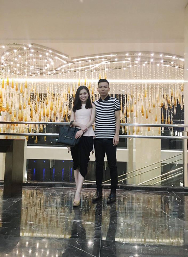 Những cuộc tranh cãi nổ ra giữa những người chỉ trích và bênh vực cho cô gái trẻ. Từ đó, dân mạng cũng tò mò về danh tính của hai nhân vật chính trong clip cầu hôn lãng mạn vừa qua. Và thật bất ngờ khi cô gái trẻ - người nhận được lời cầu hôn và đồng ý sau đó lại là một nhân vật không phải hoàn toàn xa lạ với dân mạng Việt. Cô chính là Dương Quỳnh Trang, sinh năm 1993, từng được biết đến với biệt danh "hot girl công sở" sau nhiều bức ảnh khoe vẻ xinh đẹp, thanh lịch trong bộ đồng phục của nhân viên văn phòng.