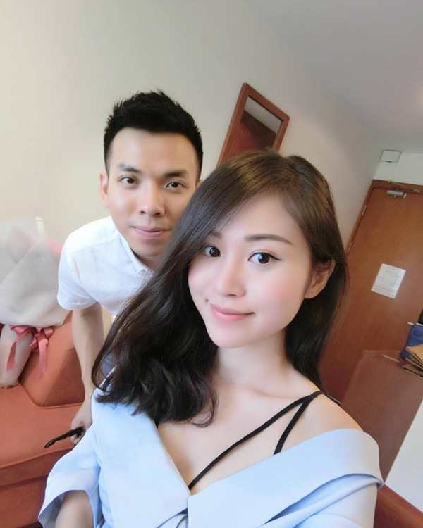 Bạn trai, người cầu hôn Dương Quỳnh Trang là Hoàng Hà, năm nay 28 tuổi và là một doanh nhân. Chuyện cặp đôi này đến với nhau như thế nào cũng đã từng được một số trang mạng trẻ chia sẻ cách đây không lâu. Theo đó, Hoàng Hà là người có tình cảm với Quỳnh Trang trước, anh là người âm thầm yêu và theo đuổi cô nàng "hot girl công sở" và sau đó nhờ có sự mai mối của một người bạn thân, quen biết cả hai người mà cặp đôi này mới chính thức hẹn hò với nhau.