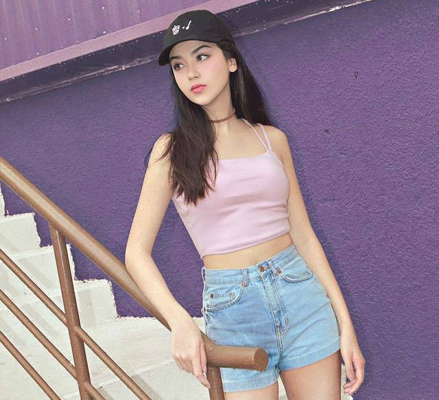 Tuy sinh ra và lớn lên tại TP.HCM, hot girl lại 9X từng thừa nhận mình không giỏi tiếng Việt. Cô khá thông thạo tiếng Anh và tiếng Pháp.