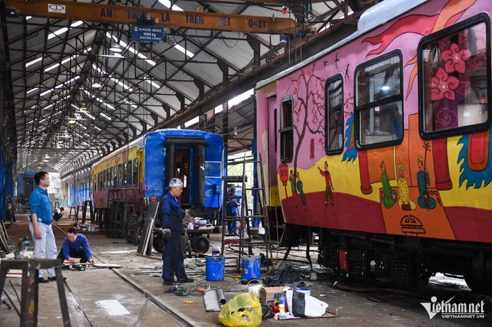 Hai toa tàu đặc biệt đang được trang trí để xuất hiện trong dự án "Chuyến tàu Xuân" - sản phẩm du lịch hoàn toàn mới lần đầu tiên ra mắt dịp Tết Nguyên đán Ất Tỵ với mục đích mang đến cho hành khách những trải nghiệm thú vị.