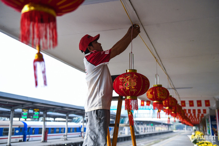 Tại ga Hà Nội những ngày này không khí Tết cũng ngập tràn khi sân ga được tô điểm thêm những màu sắc rực rỡ.