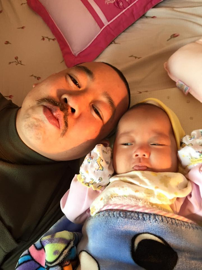 Anh Lịch năm nay đã hơn 40 tuổi nhưng cậu con trai đầu lòng của anh vẫn còn rất nhỏ. Khi hỏi thăm về điều này, được biết anh Lịch và người vợ sinh năm 1976 đã phải trải qua quãng thời gian dài khó khăn, vất vả và cũng mới chỉ được hạnh phúc làm cha, mẹ cách đây chưa lâu.