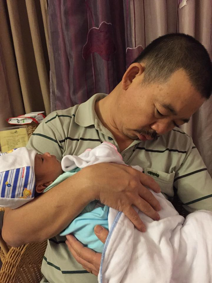 Sau bức ảnh buộc điện thoại lên đầu dỗ con, anh Lê Xuân Lịch được một số người hỏi thăm, bản thân anh cũng bất ngờ khi bức ảnh chụp mình và cậu con trai lại được nhiều người chú ý đến vậy.