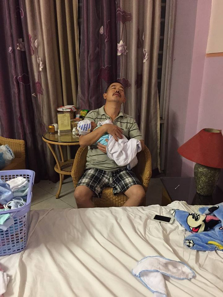 Nuôi con vất vả, đã có thời điểm anh Lịch bị thiếu ngủ trầm trọng. Tuy nhiên ông bố đáng yêu này vẫn luôn thể hiện sự vui vẻ, niềm hạnh phúc của mình khi được chăm bẵm thiên thần nhỏ, đứa con đầu lòng mà vợ chồng anh mong đợi từ lâu.