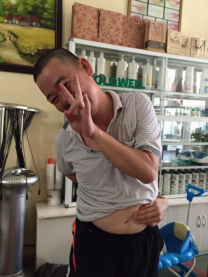 Trong đời thường, dù đã luống tuổi nhưng anh Lê Xuân Lịch vẫn là một con người rất vui vẻ, yêu đời và có phần "nhắng nhít", thích bông đùa. Trên trang cá nhân của mình, anh Lịch hay khoe cảnh gia đình nhỏ vui vẻ bên nhau, những hình ảnh anh chăm sóc vợ, con khiến nhiều đấng mày râu cũng phải nể phục.