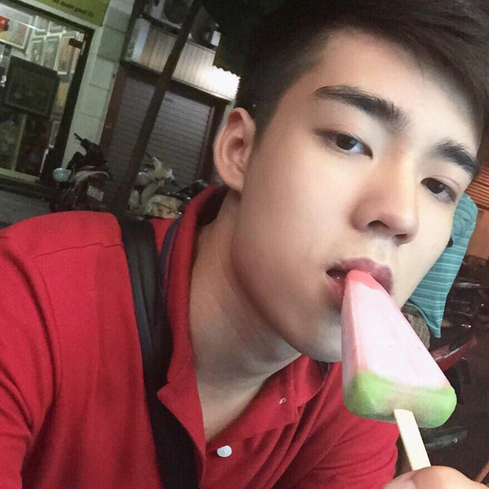 Bức ảnh được chụp trong lúc trên xe buýt đang rất đông đúc, chật chội. Dù khuôn mặt Minh Hoàng chỉ lộ rõ một góc nhưng nét bảnh trai của anh chàng cũng đủ gây chú với dân mạng. Biết bản thân bất ngờ "nổi tiếng", được truy lùng... Minh Hoàng cho biết cậu cảm thấy khá bất ngờ.