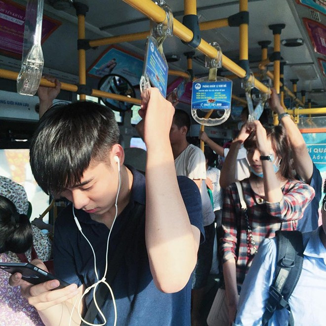 Ngắm lại vẻ đẹp "như trai Hàn Quốc" của anh chàng bị chụp lén trên xe buýt.