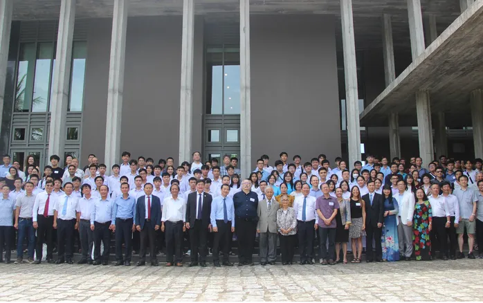 Ngày 11/7, Hội Gặp gỡ Việt Nam (Rencontres du Vietnam, Pháp) phối hợp với Bộ KH&CN, UBND tỉnh Bình Định tổ chức hội nghị Điện tử lượng tử Topo và lễ thắp đuốc khoa học nhằm chào mừng Năm Quốc tế khoa học cơ bản vì sự phát triển bền vững lần đầu tiên trên thế giới tại Quy Nhơn, Bình Định. Ảnh: Ngọc Oai.
