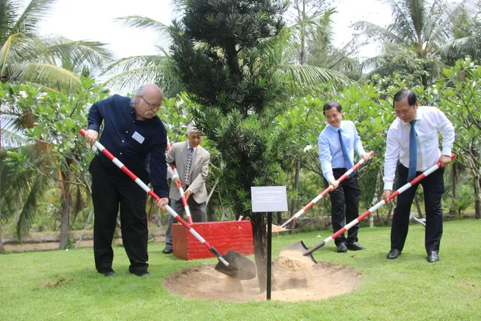 GS Duncan Haldane cũng đã trồng cây xanh lưu niệm tại Vườn cây Nobel, trong khuôn viên ICISE - nơi đã có 15 giáo sư Nobel cùng đến Việt Nam và trồng cây lưu niệm tạo thành “Vườn cây Nobel”... Ảnh: Ngọc Oai.