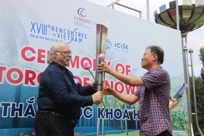 Tham dự hội nghị có 74 nhà khoa học đến từ 13 quốc gia trên thế giới, trong đó có GS Duncan Haldane (71 tuổi, giáo sư của Đại học Princeton, Mỹ), đạt giải Nobel Vật lý năm 2016 và GS Đàm Thanh Sơn (Trường ĐH Chicago, Mỹ), giải Dirac 2018. Ảnh: Ngọc Oai.