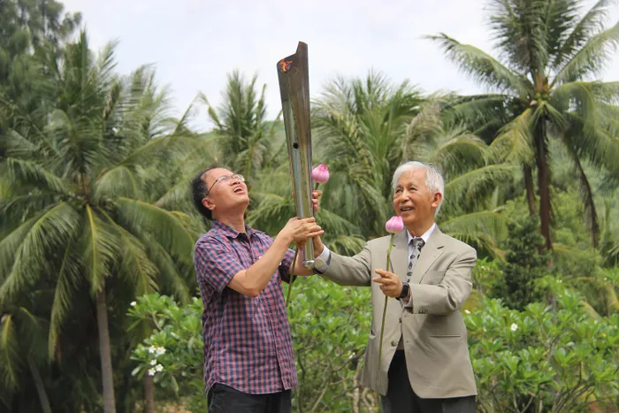 Các nhà khoa học trao tay ngọn đuốc khoa học, Ảnh: Ngọc Oai.