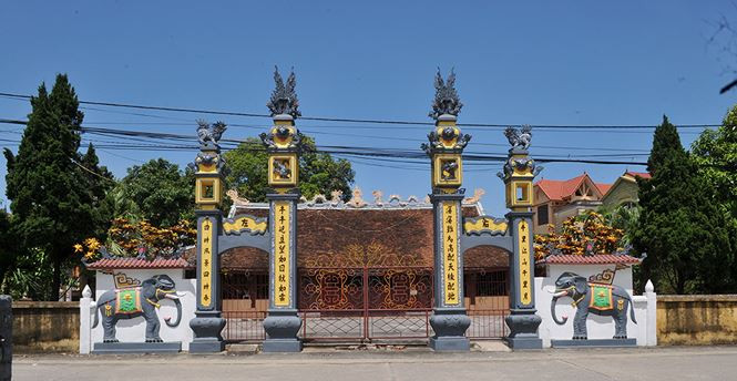Đình Lương Xá dù chưa được xếp hạng di tích nhưng thuộc danh mục kiểm kê di tích của Sở Văn hóa và Thể thao Hà Nội nên được bảo vệ bởi Luật Di sản Văn hóa. Đình Lương Xá nằm sát con đường đi dọc qua cổng làng ra quốc lộ 21B. Tam quan với nghi môn của đình gồm 4 trụ biểu, trên bức tường hai bên cửa phụ có đắp nổi đôi voi đứng.