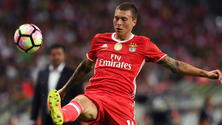 7. Victor Lindelof (trung vệ - 30,8 triệu bảng): Cựu trung vệ Benfica là sự bổ sung hoàn hảo cho tham vọng tại Premier League và Champions League của MU mùa giải tới. "Từ lâu tôi đã mơ ước được chơi cho Man Utd. Tất nhiên tôi đến đây để chinh phục các danh hiệu ", Lindelof phát biểu trong ngày ra mắt CĐV "Quỷ đỏ".