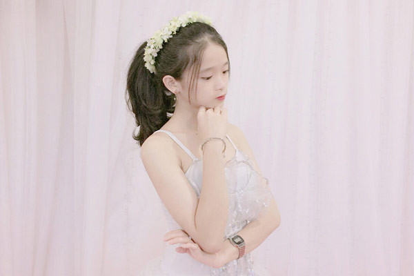 Hot girl Linh Ka có lẽ là cái tên còn khá xa lạ đối với showbiz cũng như những người có tuổi, thế nhưng các bạn trẻ ở độ tuổi teen thì ít ai không biết tới cô bé này. Dù mới chỉ học lớp 9 thế nhưng Linh Ka đã có tới 800.000 lượt follow trên facebook cá nhân, ngoài ra kênh Youtube của cô cũng mới nhận được nút bạc do có lượng người theo dõi lên tới 100.000 lượt.