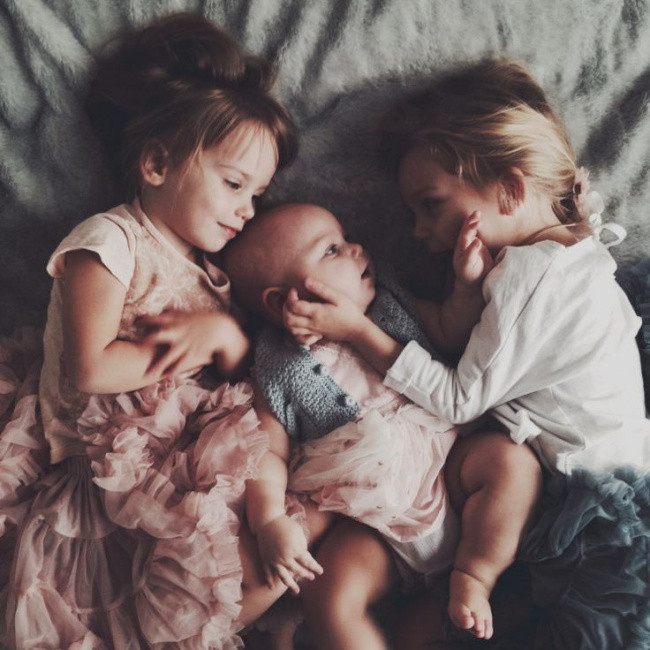 Yêu thương em út là bất kỳ một người chị nào cũng đều làm.