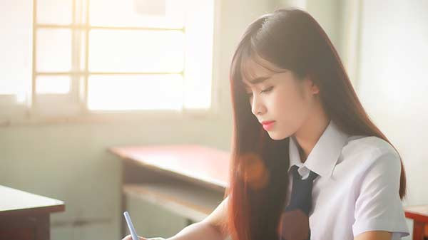 Kể cả những lúc chọn đồ lưu niệm, hay lúc thưởng thức ẩm thực, nụ cười và cử chỉ của cô gái trong clip đều khiến người xem ngẩn ngơ ngắm nhìn.