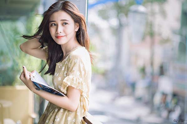 Mới đây, cộng đồng người trẻ yêu thích những chuyến đi đã cùng nhau chia sẻ clip du lịch Đà Lạt có sự xuất hiện của một nhân vật chính là một thiếu nữ xinh đẹp, trẻ trung. Cùng với đó là những biểu cảm nghịch ngợm, đáng yêu tại những nơi mà cô đặt chân qua.
