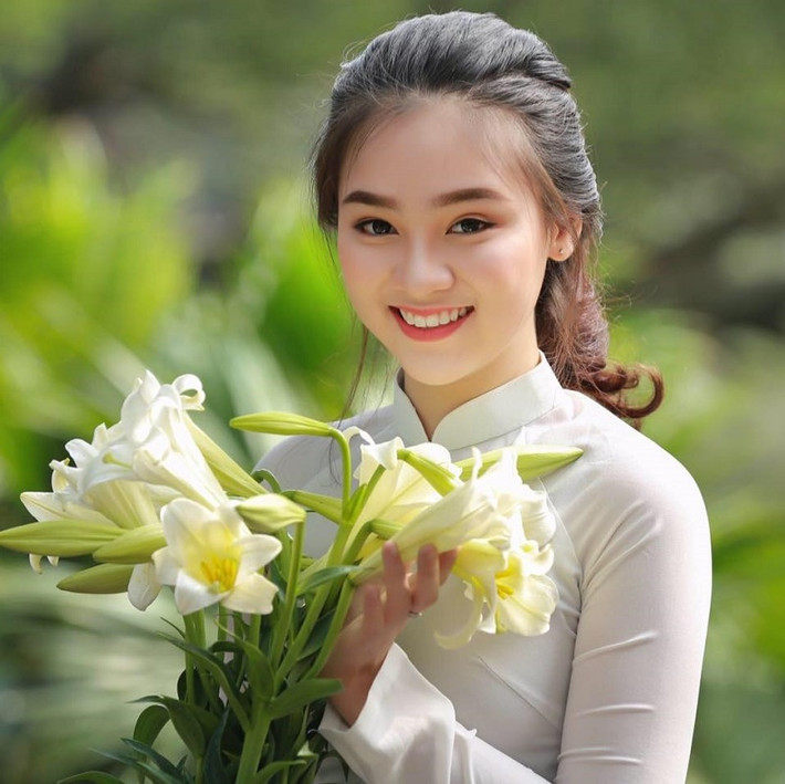 Không chỉ gây ấn tượng bằng gương mặt, Ngọc Anh còn khiến nhiều bạn nữ khác phải ganh tị bởi chiều cao 1m65, body mảnh mai của mình. “Ngoại hình và khuôn mặt ưa nhìn cũmg là 1 lợi thế thật vì khi đấy em cảm thấy mình tự tin hơn giữa đám đông. Đồng thời cũng được mọi người xung quanh quý mến hơn”, nữ sinh 2000 chia sẻ.