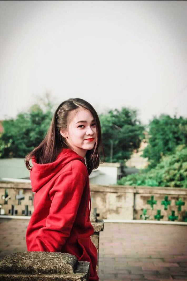 Cô nàng được mọi người xung quanh nhận xét là cô gái vui tính, hòa đồng, nhiệt tình và khá tâm lý.