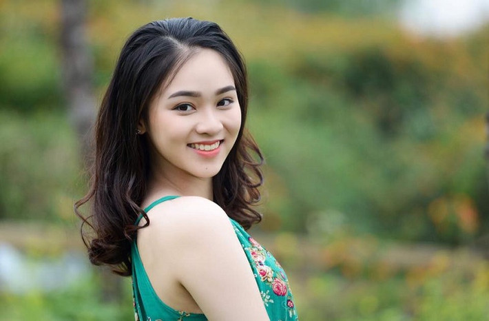 Nữ sinh 10X sở hữu nhan sắc của một cô tiểu thư đài các với đôi mắt to thông minh, nụ cười tỏa nắng và làn da trắng hồng mịn màng.