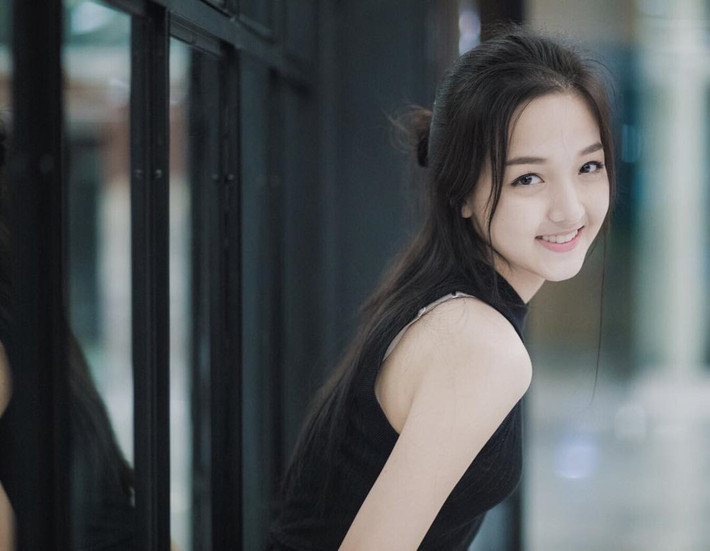 Jida toát lên vẻ đẹp thuần khiết, trong sáng với phong cách nhẹ nhàng, nữ tính.