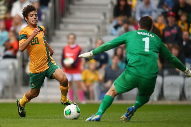 Daniel de Silva, ngôi sao trị giá 2,5 triệu USD (hơn 55 tỷ đồng) của U19 Australia cũng chỉ đá chính trong màu áo U19, U20 Australia. Cậu chưa có phút nào thi đấu chính thức cho đội tuyển quốc gia Australia.
