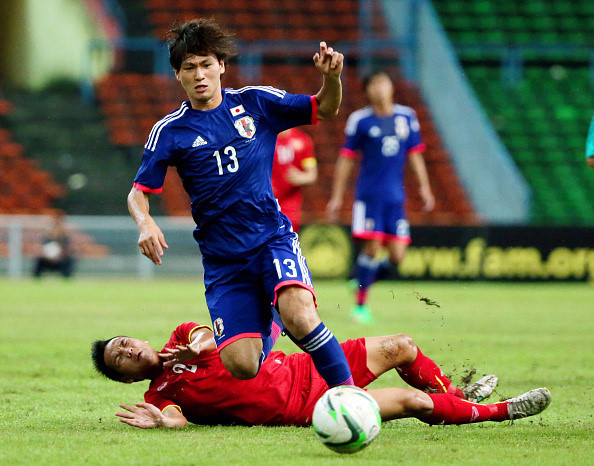 Minamino Takumi là ngôi sao của bóng đá Nhật Bản ở cấp độ đội U19 và U23. Cầu thủ này là "nỗi khiếp sợ" cho hàng thủ U19 Việt Nam dưới thời HLV Graechen và hàng thủ của U23 Việt Nam thời HLV Miura. Còn nhớ giải U19 quốc tế năm 2014 trên sân Thống Nhất, chỉ 5 phút sau tiếng còi khai cuộc, Minamino Takumi đã có 2 bàn thắng vào lưới thủ môn Lê Văn Trường ở trận đấu U19 Nhật Bản có chiến thắng chung cuộc 7-0 trước U19 Việt Nam. Ở cấp CLB, từ khi mới 17 tuổi, Takumi đã xuất hiện trong đội một Cerezo Osaka và ghi được 17 bàn thắng trong 85 trận đấu chuyên nghiệp.