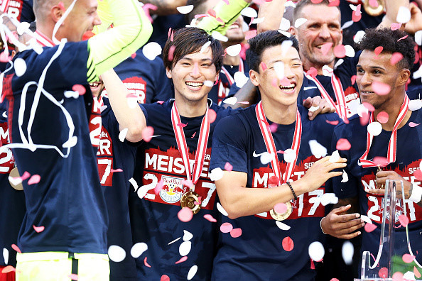 Dù là cầu thủ trẻ, Takumi sớm tìm được vị trí đá chính trong đội hình Red Bull Salzburg. Trong mùa giải 2016, Takumi đá chính 21 trận, ghi 11 bàn thắng giúp Red Bull Salzburg vô địch giải Austrian Bundesliga (Giải vô địch quốc gia Áo).