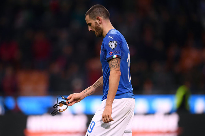 3. Trung vệ Leonardo Bonucci: Năm 2017 thực sự tồi tệ với trung vệ được chú ý bậc nhất thế giới. Sau thất bại ở chung kết Champions League kèm vụ lùm xùm chửi HLV, tát Dybala, làm loạn phòng thay đồ, Bonucci sang Milan tìm kiếm cơ hội khác. Những tưởng cuộc đời Bonucci bước sang trang mới thì vận đen liên tiếp ập đến với anh. Trung vệ sinh năm 1987 chơi kém ở AC Milan, sau đó lỡ hẹn với World Cup ở độ tuổi 30.