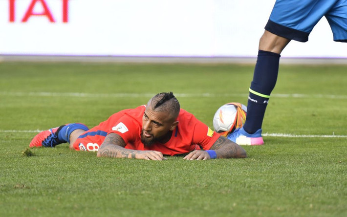 6. Tiền vệ Arturo Vidal: Ngôi sao Bayern cùng ĐT Chile hứng chịu cú sốc dù nắm lợi thế lớn về vị trí trước lượt đấu cuối cùng. Trên tư cách nhà vô địch Nam Mỹ 2 lần liên tiếp, lại sở hữu dàn sao ăn ý qua nhiều năm thi đấu cùng nhau và đang ở độ chín, không thể dự World Cup là thất bại tủi hổ với Chile và nỗi buồn với cá nhân Vidal, tiền vệ máu lửa bậc nhất bóng đá đỉnh cao hiện nay.