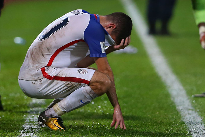 8. Tiền vệ Christian Pulisic: Người Mỹ tiếc nuối cho ngôi sao trẻ sáng giá nhất đất nước. Pulisic tỏa sáng rực rỡ tại vòng loại với 5 bàn thắng cho ĐT xứ cờ hoa, trong đó có 2 bàn trong 2 trận cuối nhưng vẫn không thể giúp đội nhà dự World Cup. Sao trẻ sinh năm 1998 đang thi đấu cho Dortmund thậm chí chưa biết đến chiến thắng với CLB, nếu tính từ thất bại đau đớn trong màu áo ĐTQG hồi đầu tháng 10.