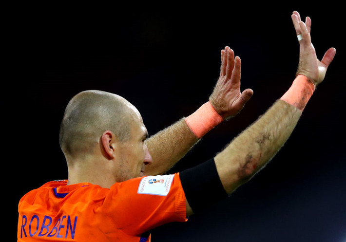 7. Tiền vệ Arjen Robben: Cầu thủ kỳ cựu sở hữu 3 lần tham dự World Cup vẫn giữ nguyên bản năng sát thủ. Nhưng một mình Robben không thể lèo lái con thuyền Oranje thủng lỗ chỗ đến World Cup 2018. Bất chấp ghi 2 bàn vào lưới Thụy Điển trong trận đấu cuối cùng ở vòng loại, Robben cùng ĐT Hà Lan vẫn không thể chạm tới suất play-off và đành ngậm ngùi ngồi nhà xem World Cup 2018.