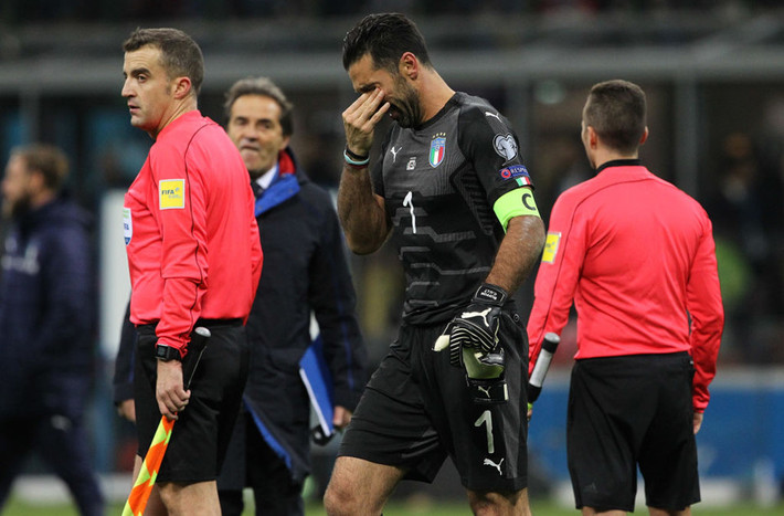 1. Thủ môn Gianluigi Buffon: Người gác đền huyền thoại bật khóc và chia tay đội tuyển ngay sau thất bại tủi hổ. Số lần khoác áo Italy của Buffon dừng lại ở con số 174.