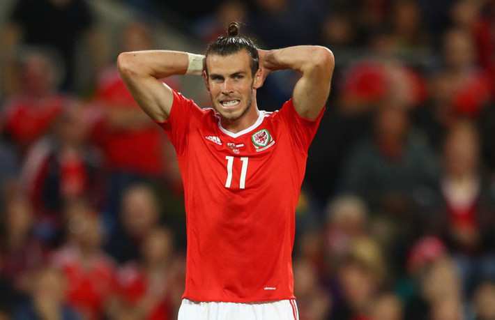 9. Tiền đạo Gareth Bale: Trận thua ở lượt cuối cùng trước đối thủ trực tiếp CH Ireland khiến xứ Wales mất suất đá play-off, đồng nghĩa với việc Bale và đồng đội ngồi nhà xem World Cup. Đội bóng từng lọt vào bán kết Euro 2016 không thể tiếp tục gây bất ngờ. Bale sẽ có mùa hè rảnh rỗi để điều trị dứt điểm các loại chấn thương. Ngôi sao sinh năm 1989 làm bạn với bệnh viện đúng vào giai đoạn then chốt của vòng loại. Đó là một trong những lý do khiến Wales không thể tạo kỳ tích.