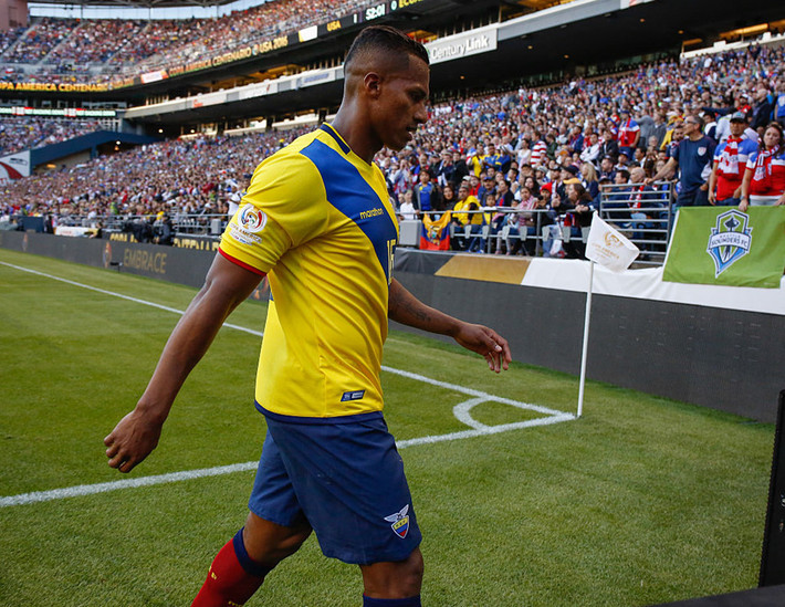4. Hậu vệ cánh phải Antonio Valencia: Tuyển Ecuador của Valencia kết thúc vòng loại Nam Mỹ ở vị trí thứ 8. Trong đội hình không có ngôi sao, một mình Valencia không thể làm nên kỳ tích.