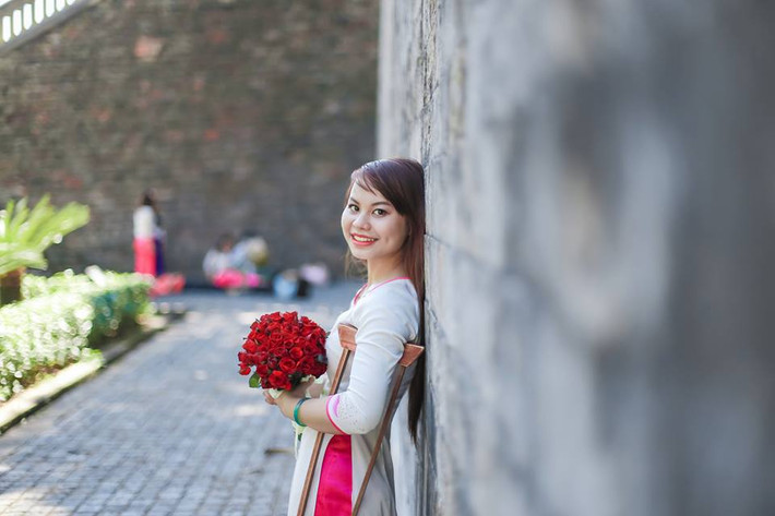 Được biết, Lệ Thu là một sinh viên có thành tích học tập tốt và đặc biệt luôn rất nhiệt tình với các hoạt động đoàn thể, hội nhóm sinh viên. Cô nàng cũng có được những người bạn thân, luôn tôn trọng, hiểu và yêu mến “cô bạn một chân” theo cách rất chân thành.