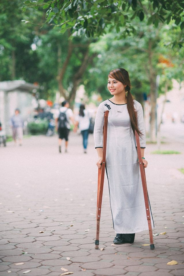 Cô gái trong bức ảnh nhanh chóng nổi tiếng trên mạng với biệt danh “ thiên thần một chân”. Cô gái không quá xinh đẹp như các hot girl nhưng nét duyên dáng và nụ cười của cô cũng đủ khiến bao bạn trẻ thổn thức. Đặc biệt, chỉ còn một bên chân nhưng cô gái vẫn thể hiện được sự tự tin, yêu đời qua ánh mắt, nụ cười và hành động thoải mái chụp ảnh “tự sướng” ở nơi đông người. Ảnh trong bài: Facebook nhân vật.