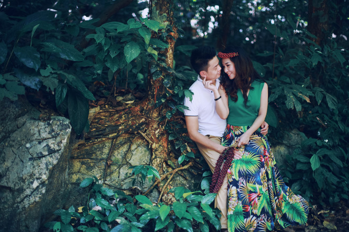 "Tất cả những cây cỏ, hoa lá trên khi kết hợp lại với nhau, vô tình trở thành những phụ kiện trang trí tuyệt đẹp trên mái tóc và trang phục cô dâu đang mặc”, nhiếp ảnh gia Hải Lê Cao chia sẻ về quá trình thực hiện bộ ảnh cưới phong cách rừng xanh.