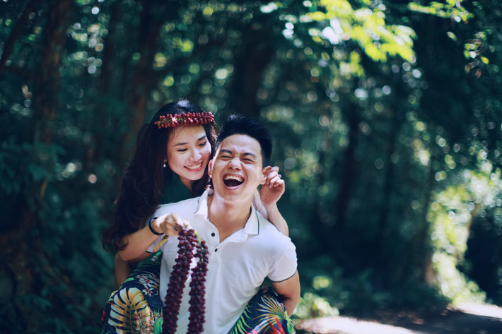 Ekip chụp ảnh và cả cô dâu, chú rể đều đặc biệt tâm đắc đến những món phụ kiện có một không hai được thiết kế trong thời gian ngắn kỷ lục ngay tại địa điểm chụp.