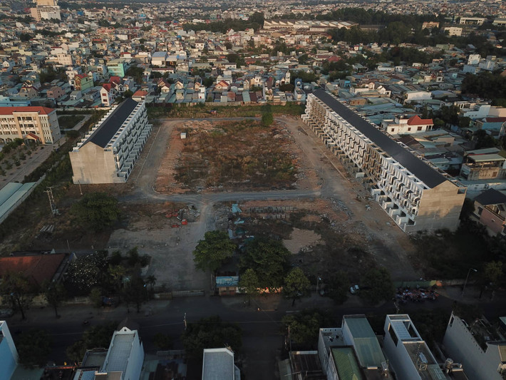 Cuối năm 2019, khi Bộ Công an đang điều tra dự án này, UBND tỉnh Đồng Nai đã dừng toàn bộ dự án, với lý do để làm các thủ tục chuyển đổi mục tiêu dự án từ nhà ở thương mại sang nhà ở xã hội theo đúng quy định của pháp luật. (Ảnh: Báo Đồng Nai).